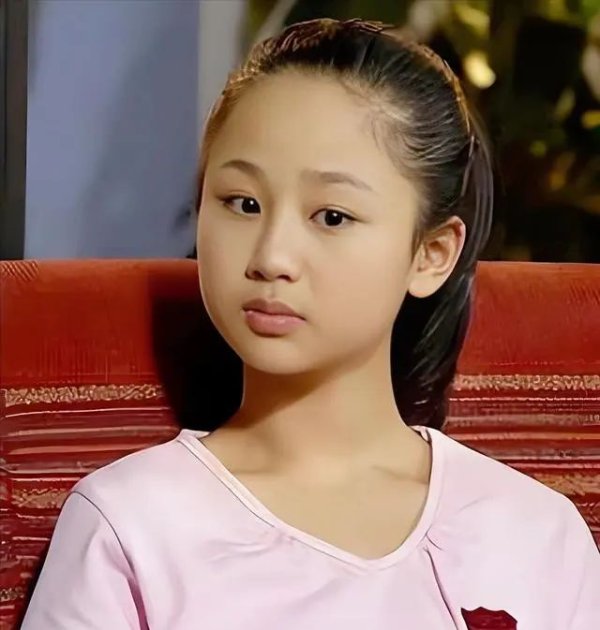 钱程速配 杨紫又变脸？路人镜头下僵硬垮脸，网友直呼认不出！